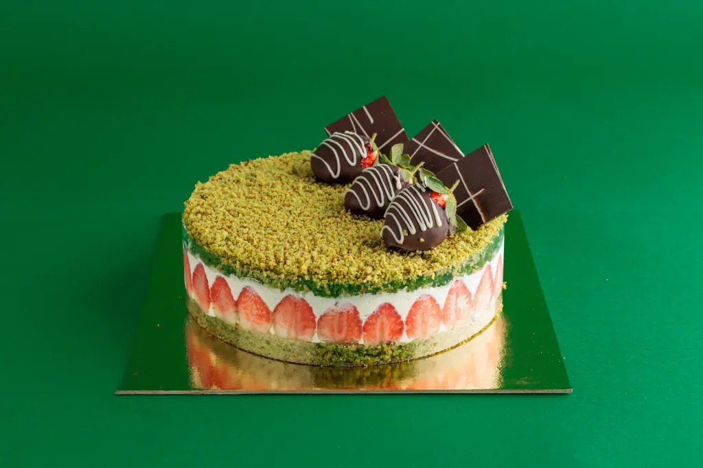 PISTACHIO STRAWBERRY CHEESE CAKE