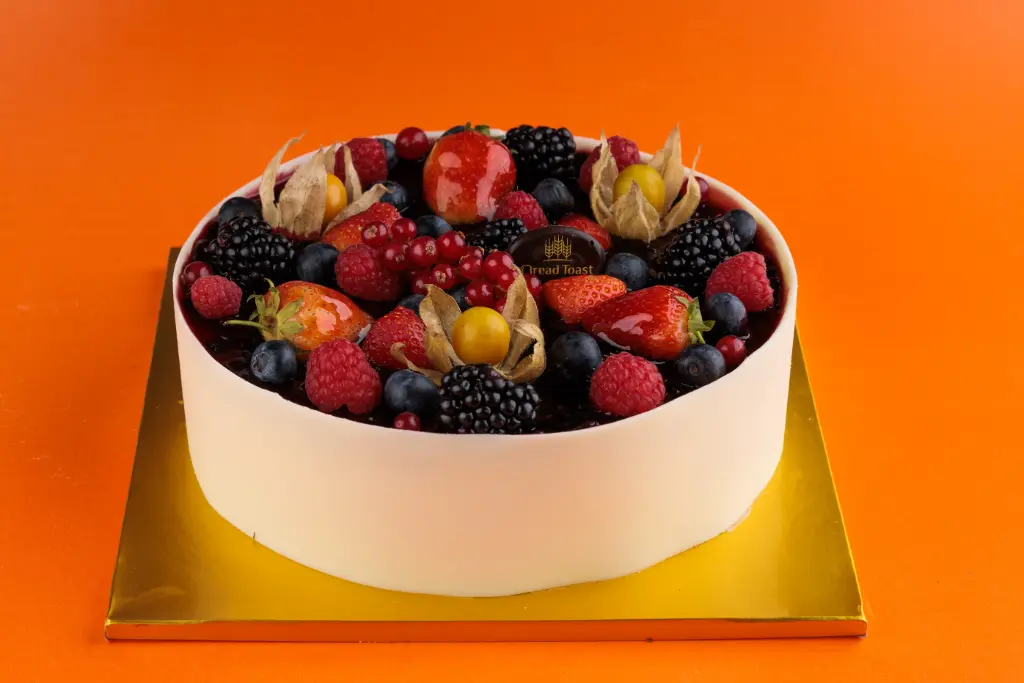 SIGNATURE VANILLA MIX BERRIES CAKE