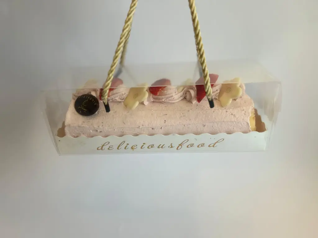 STRAWBERRY CHEESECAKE SWISS ROLL