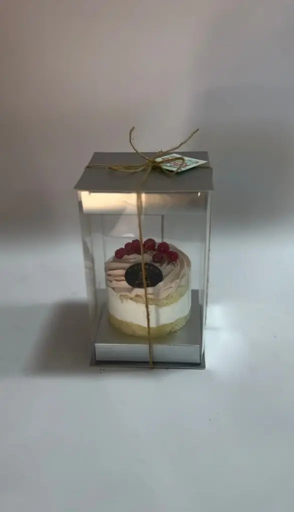 STRAWBERRY CREAM GIFT SLICE CAKE