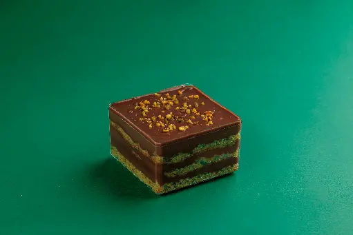 SLICE PISTACHIO NUTELLA CAKE 1PCS